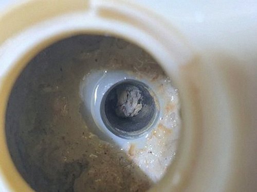 독산동 하수구막힘 배수구 거름망을 점검하는 장면
