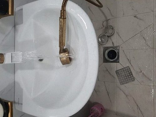 독산동 하수구막힘 배관 연결 부위와 트랩을 비교 점검하는 모습